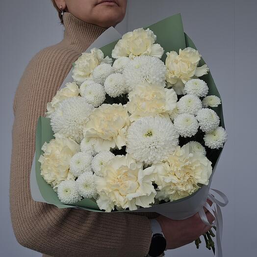 Букет из кустовых хризантем сорта Ньютон, хризантем сорта Супер Бовл и гвоздик