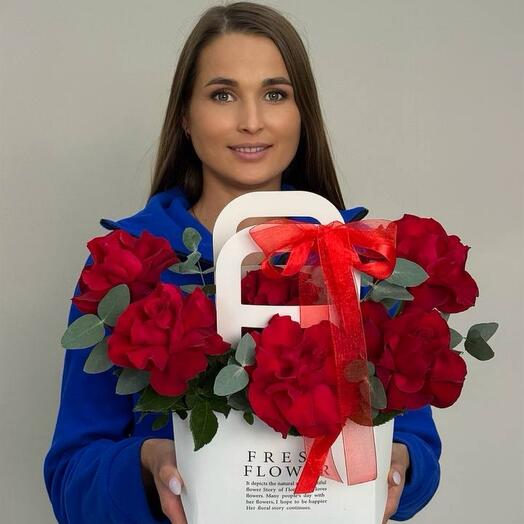 Красные розы в стильной сумке