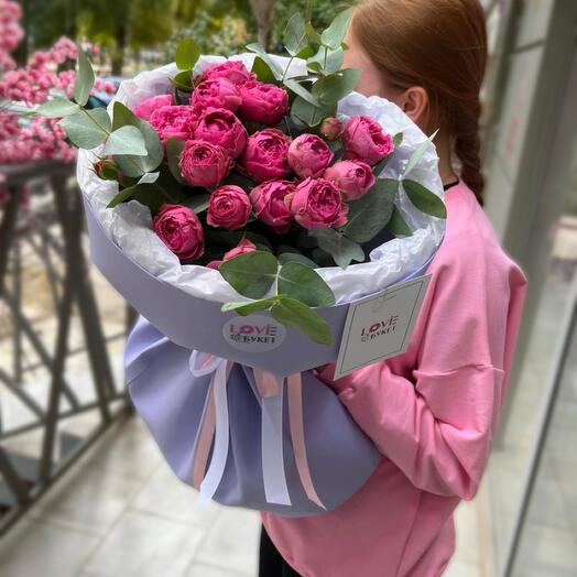 Насыщенный букет из кустовых пион роз и эвкалипта