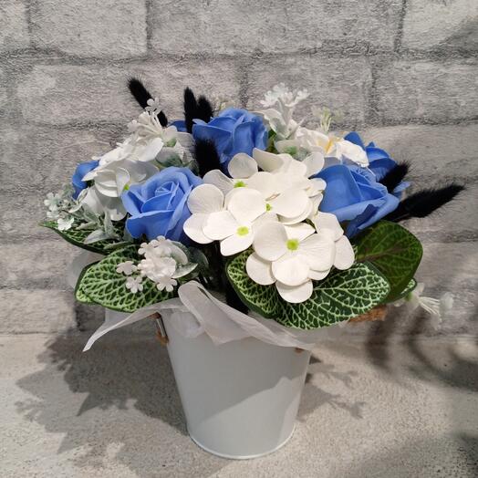 Композиция с синими розами из мыла