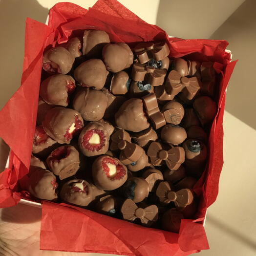 Микс малины и голубики в шоколаде