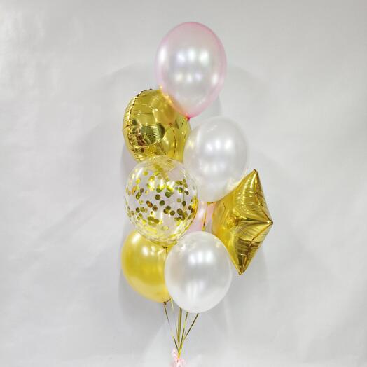 Fuente de globos de helio blanco y dorado