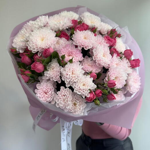 Дуо букет из кустовых роз и хризантем