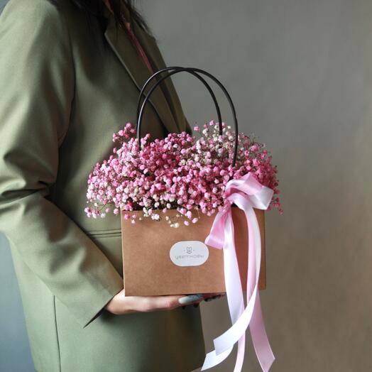 Композиция из гипсофилы в сумочке