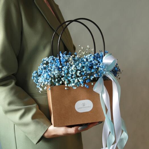 Композиция из голубой гипсофилы в сумочке