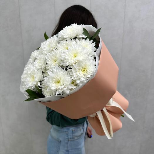 Букет из 3 белых кустовых хризантем и рускуса