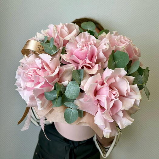 Кружевные розочки и эвкалипт в коробочке 💕
