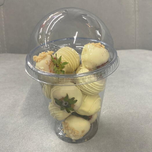 Большой стакан клубники в белом шоколаде