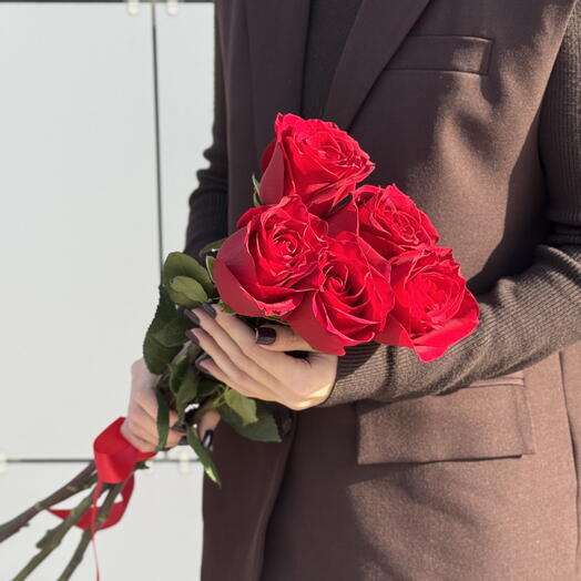 Букет из 5 красных роз 40 см под ленту