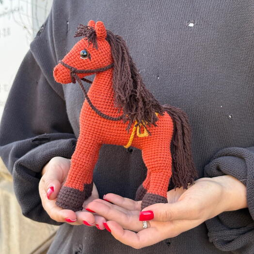 Игрушка ручной работы вязаная «Лошадка»