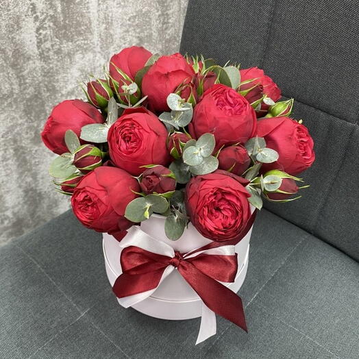 Изысканная композиция с красными розами Пиано