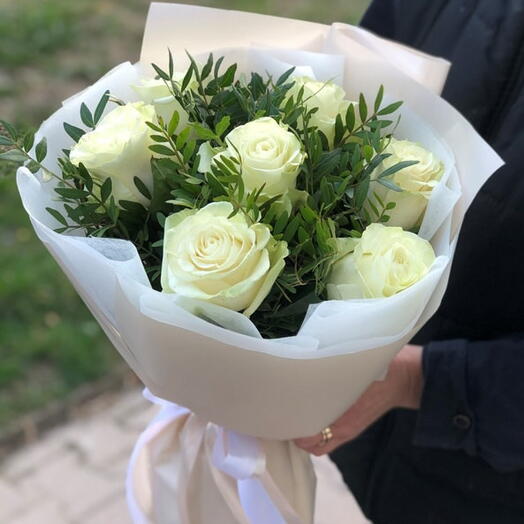 Букет из белых роз с зеленью