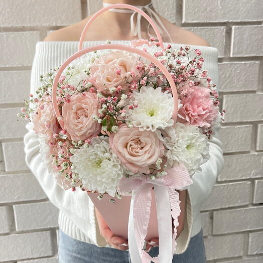Конфетка💗 Композиция из кустовой розы, хризантемы и гипсофилы