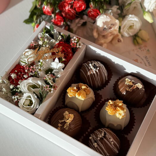 Набор пирожных картошка с цветочной композицией для любимой на 14 февраля