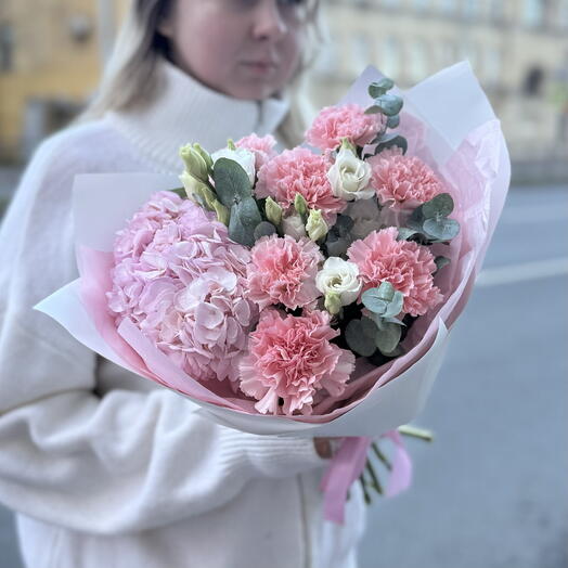 Авторский букет для мамы из гортензии, эустома и диантусов