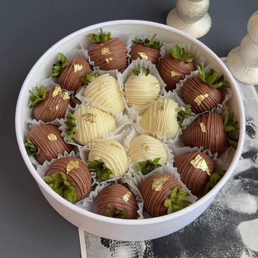Клубника в белом и молочном шоколаде для мамы