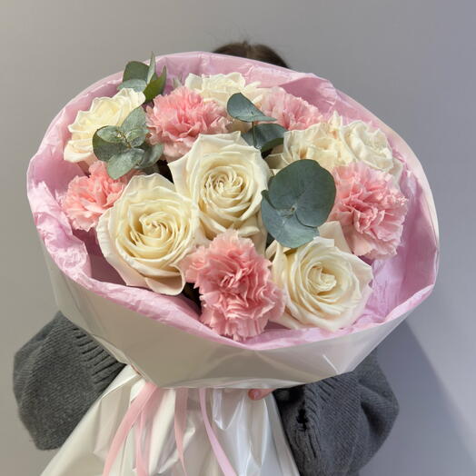 Нежное Дуо из белых роз и розовых диантусов