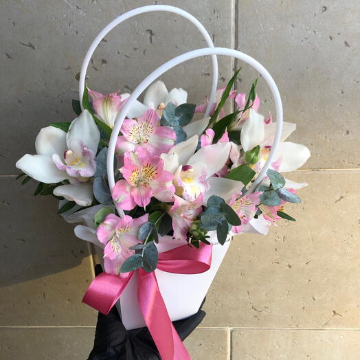 Цветы в коробке для любимой мамы 🌸