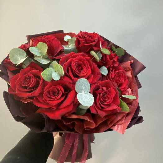 9 роз с эвкалиптом 🌸