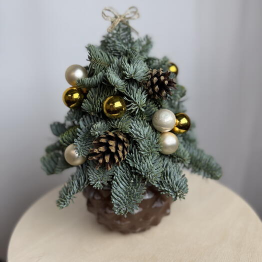 Новогодняя елочка ручной работы со стеклянными шарами в кашпо ручной работы