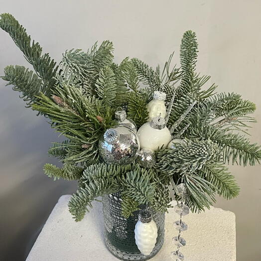 Композиция из нобилиса с игрушками в стеклянном кашпо