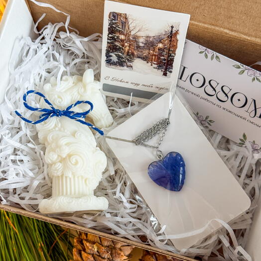 Новогодний подарок ароматическая свеча лошадь и подвеска сердце с синим васильком для любимой девушки,подруги,мамы