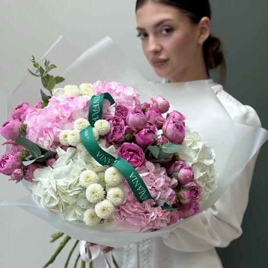 ВАУ букет с гортензиями и кустовой розой 520
