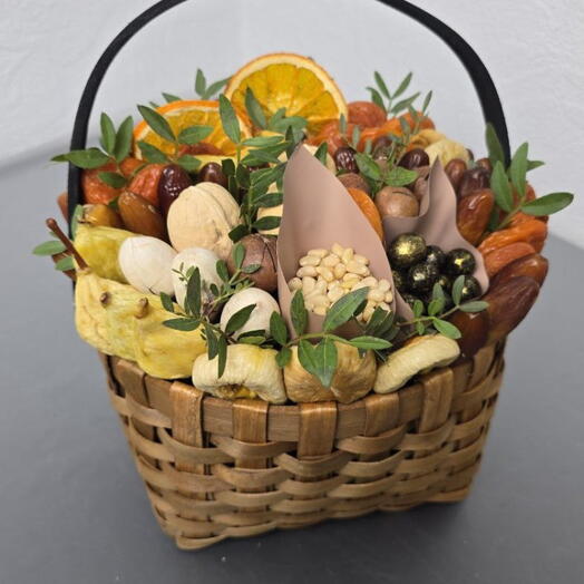 Корзина с сухофруктами и орехами