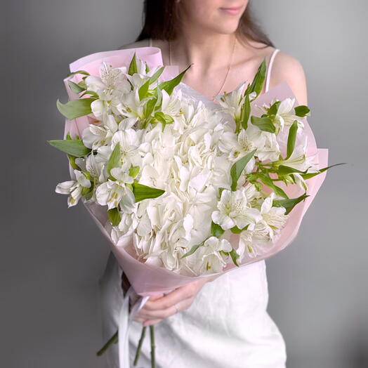Нежный букет белая гортензия и альстромерия белая