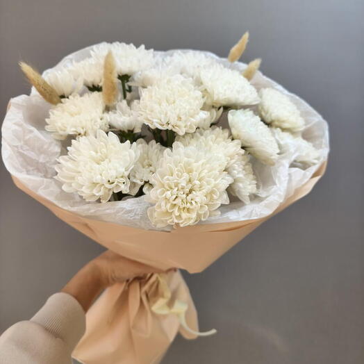 Букет из кустовых хризантем с лагурусом