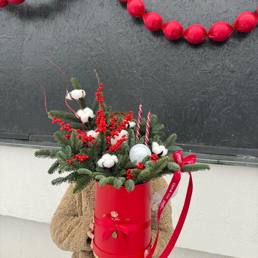 Зимняя композиция с ягодками, хлопком, нобилисом с игрушками