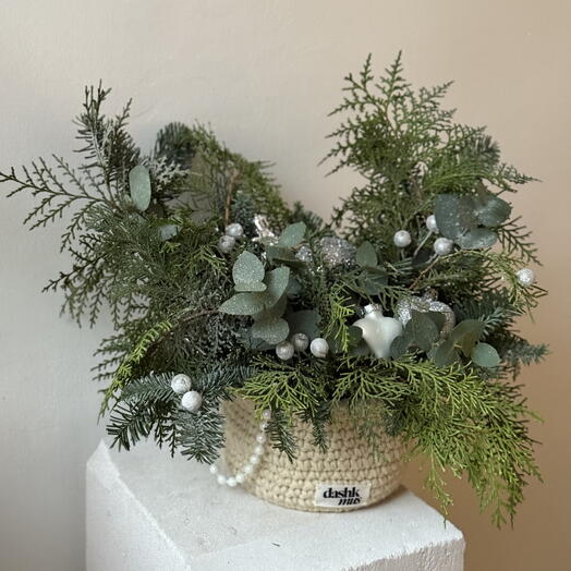 Новогодняя композиция в вязаном кашпо ручной работы