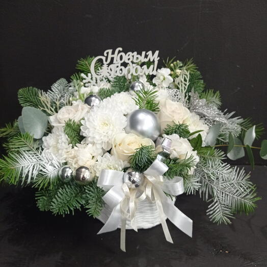 Новогодняя композиция с розой и хризинтамой