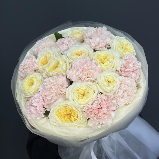 Пионовидная роза и гвоздики