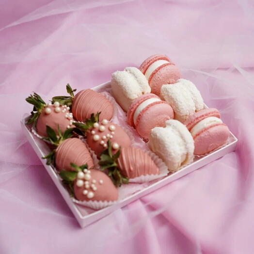 Микс набор клубники в шоколаде и макаронс