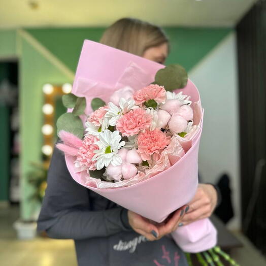 Нежный розовый букет с диантусом и кустовой хризантемой