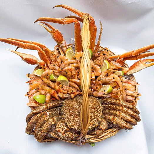 Корзина с креветками и морепродуктами