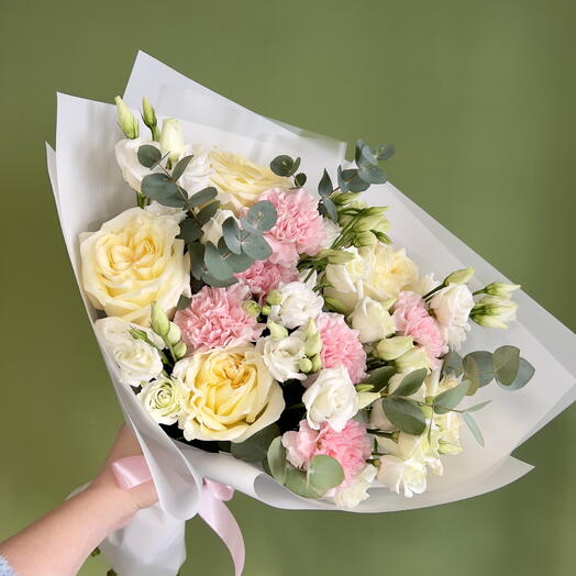 Букет с розами эустомой и диантусами «Клубничный пломбир»