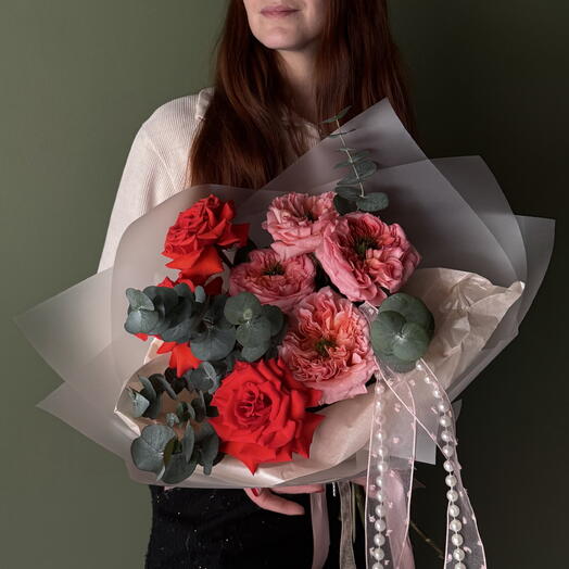 Яркий букет розы Мандарин и французких роз