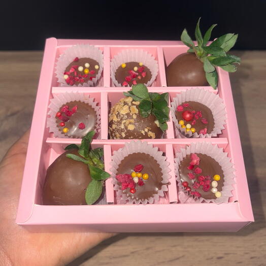 Клубника в шоколаде с конфетами -размер S