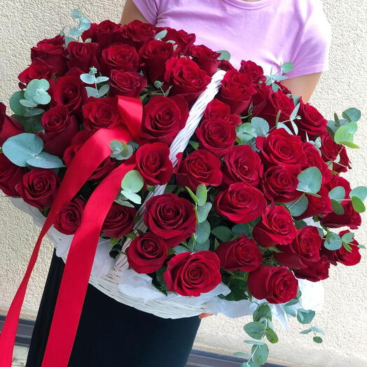 Корзина с красными розами и эвкалиптом