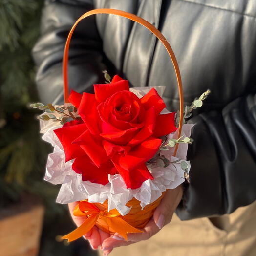 Корзинка валентинка с ажурной розой