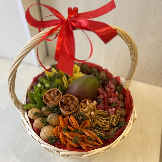 Корзина с сухофруктами и орехами