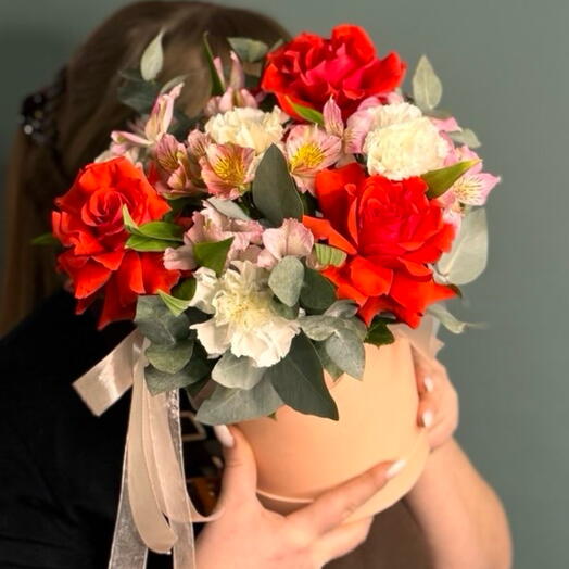 BOUQUET  057. Коробка с альстромериями гвоздиками и французскими розами