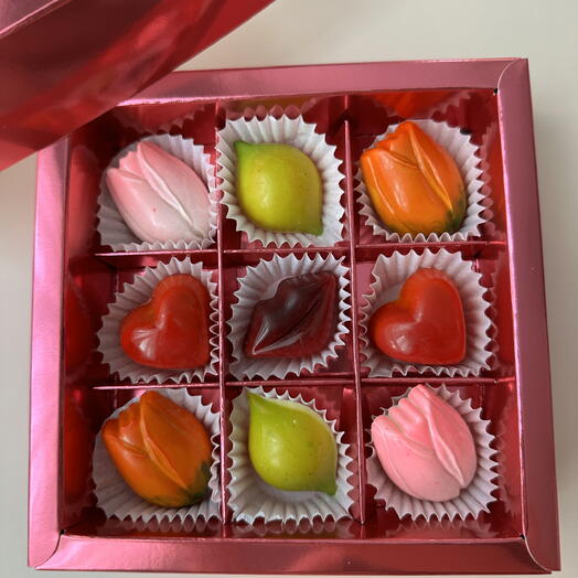 Набор корпусных конфет с авторскими начинками «Spring essence"  9шт