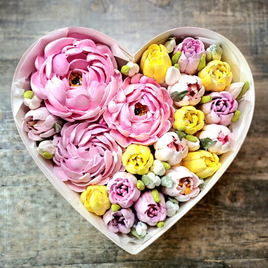 Сердце с пионами и тюльпанами из зефира