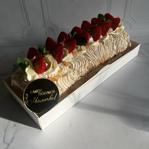 Меренговый рулет с ягодами