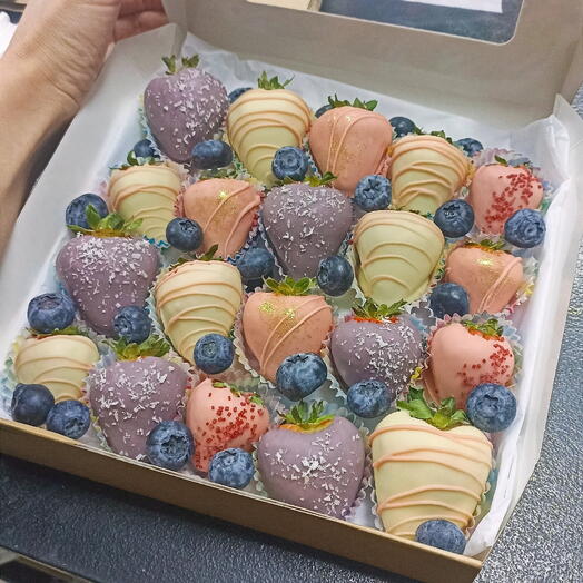 Клубника в шоколаде с шарами набор