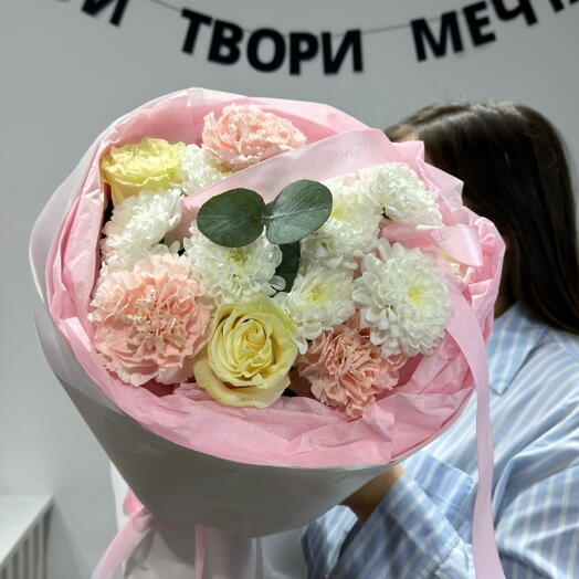 Букет из хризантем, диантусов и белых роз/цветы с доставкой в Уфе/Доставка цветов