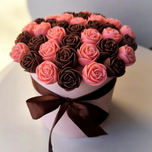Шоколадные розы 37 штук в шляпной коробке